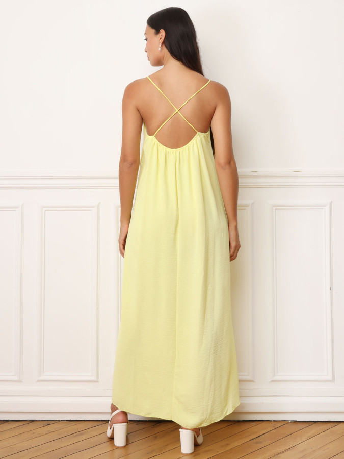 Robe jaune à bretelles fendue sur les côtés