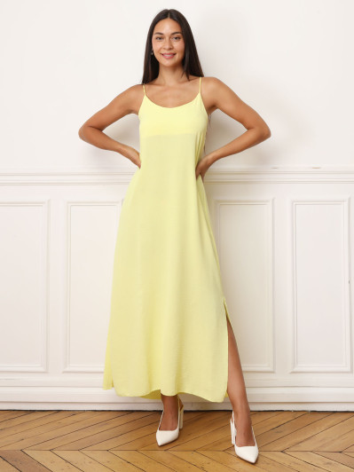 Robe jaune à bretelles fendue sur les côtés