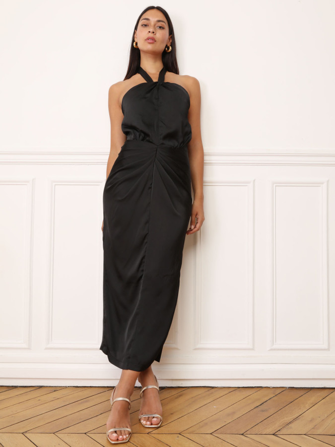 Robe satinée froncée à col noué
