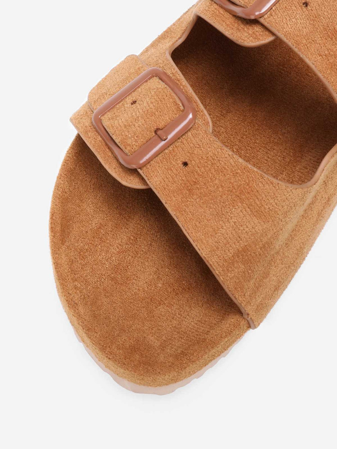 Mules à double bride en suédine camel | Sandales tendance La Modeuse