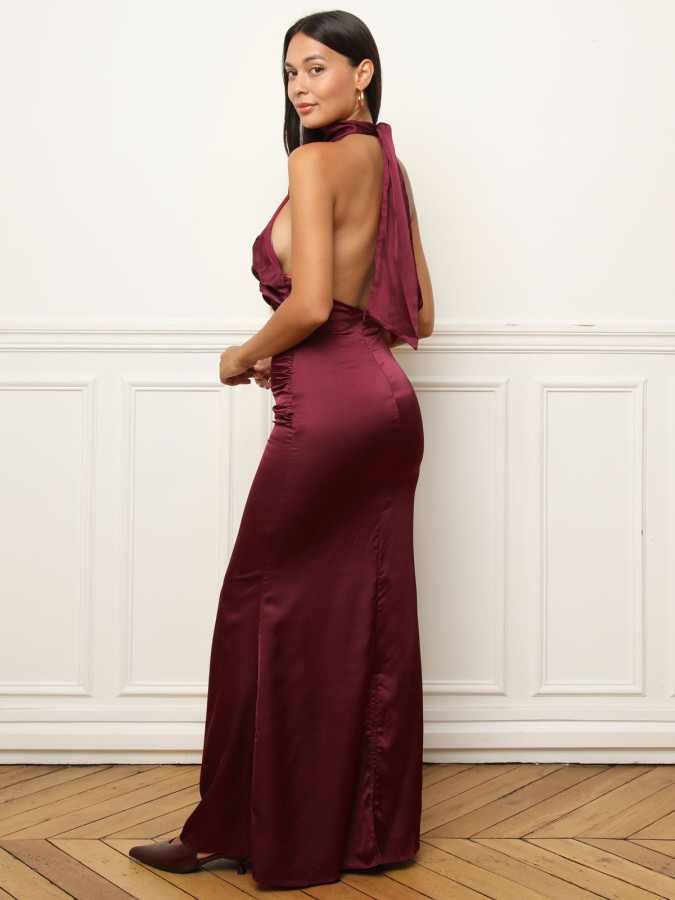 Robe satinée drapée bordeaux à col américain