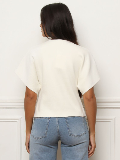 Top blanc à manches évasées et boutons dorés