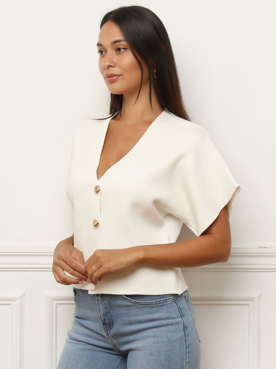 Top blanc à manches évasées et boutons dorés
