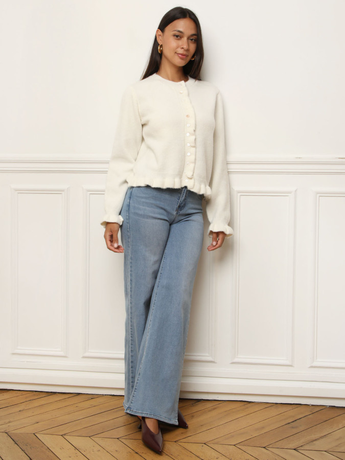 Cardigan festonné blanc à boutons nacrés