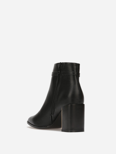 Bottines noires à bride et talon dorés