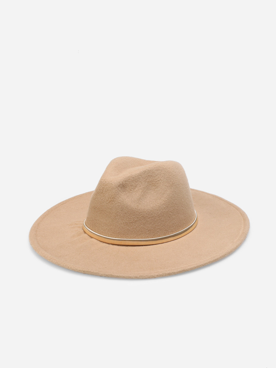 Chapeau taupe avec chaine dorée