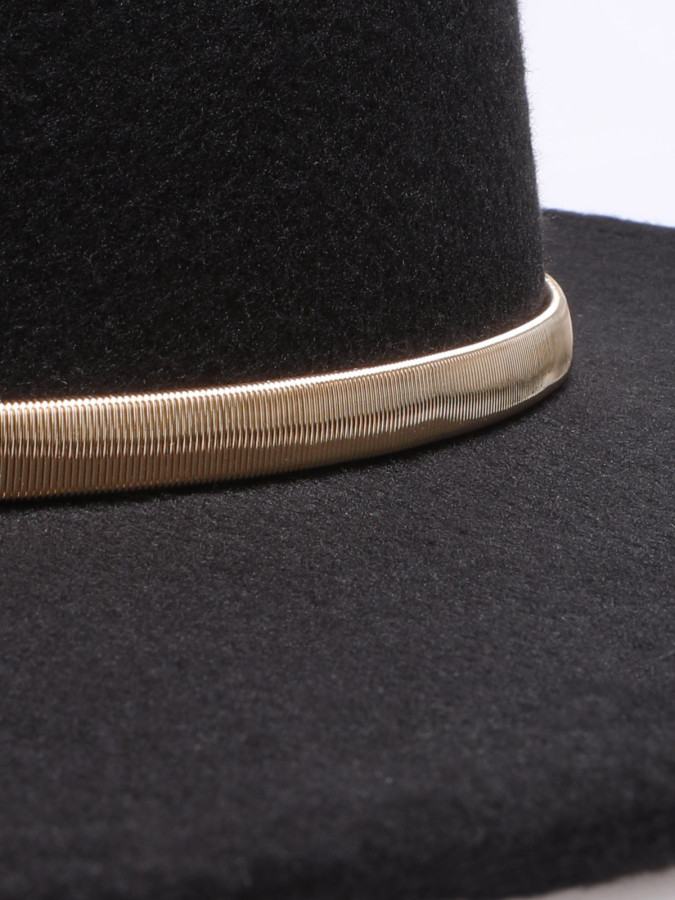 Chapeau noire avec chaine dorée