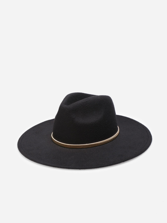 Chapeau noire avec chaine dorée