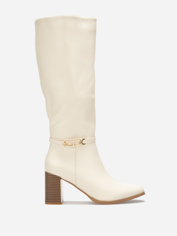 Bottes beiges à talon et détail métalliques