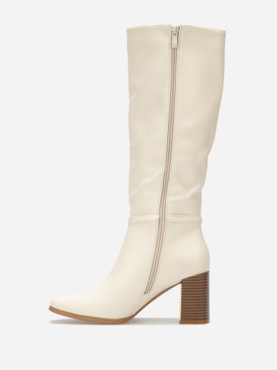 Bottes beiges à talon et détail métalliques