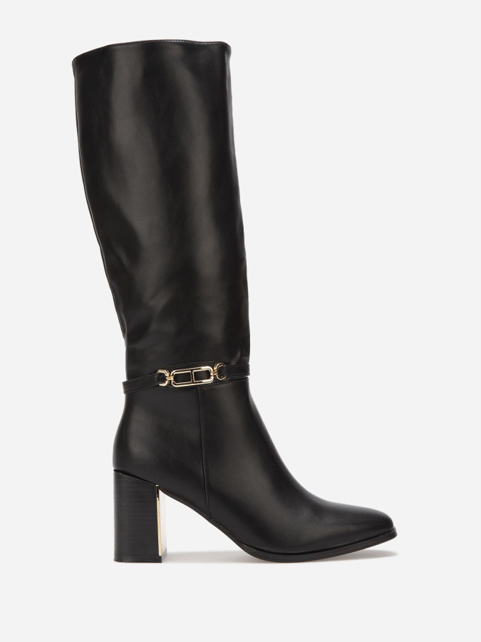 Bottes noires à talon et détail métalliques
