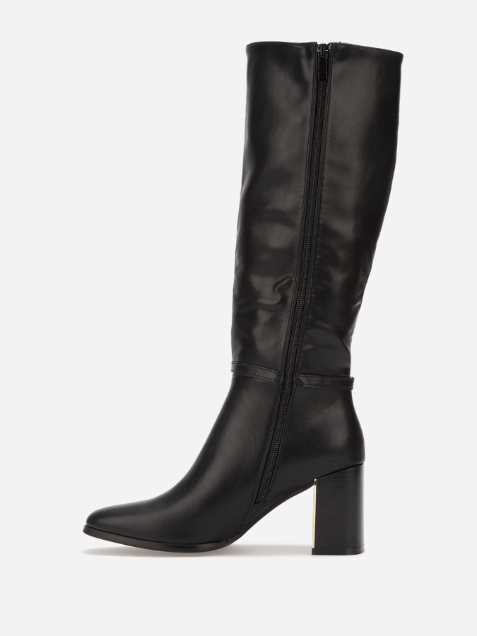 Bottes noires à talon et détail métalliques