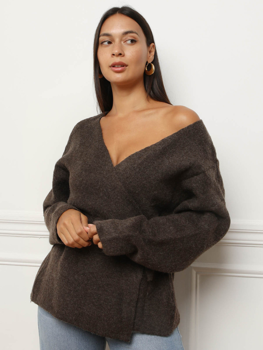 Pull cache-cœur marron avec ceinture