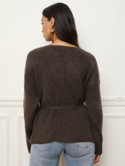 Pull cache-cœur marron avec ceinture