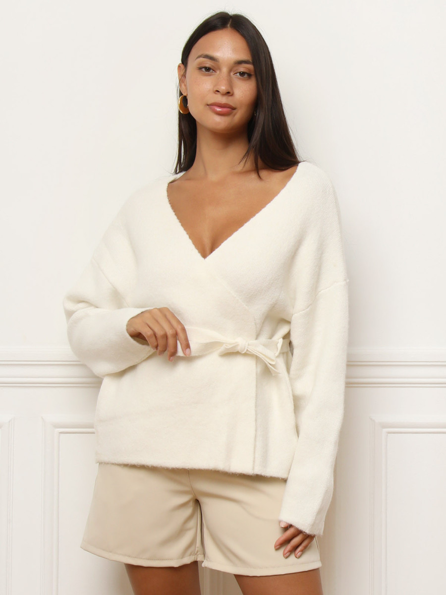 Pull cache-cœur blanc avec ceinture