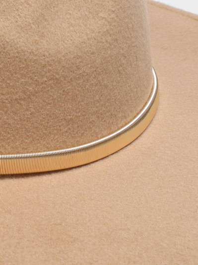 Chapeau taupe avec chaine dorée