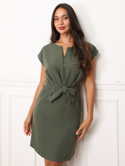 Robe kaki avec ceinture à nouer et col fendu