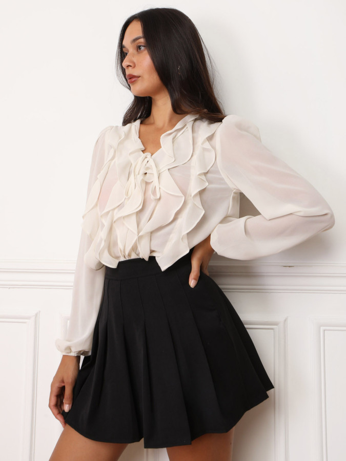 Blouse beige à volants et manches bouffantes