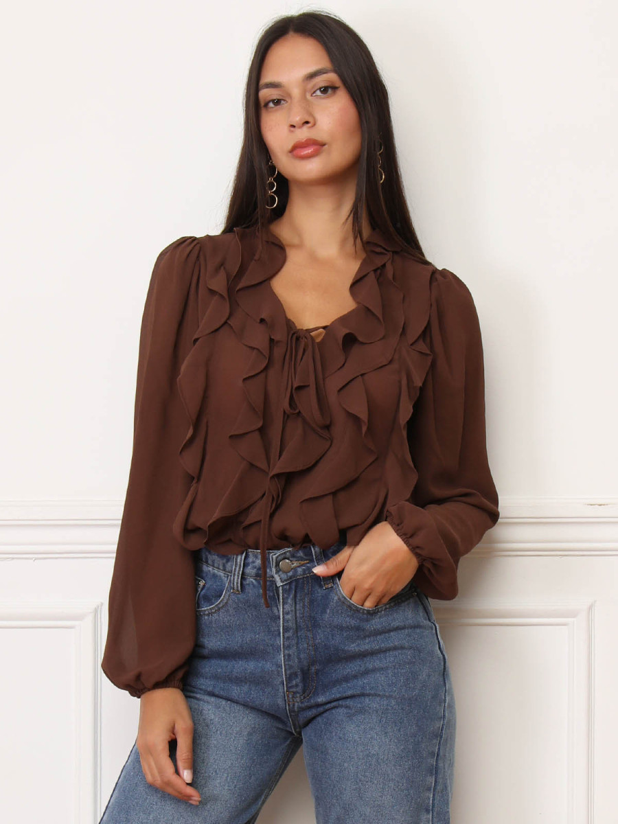 Blouse marron à volants et manches bouffantes