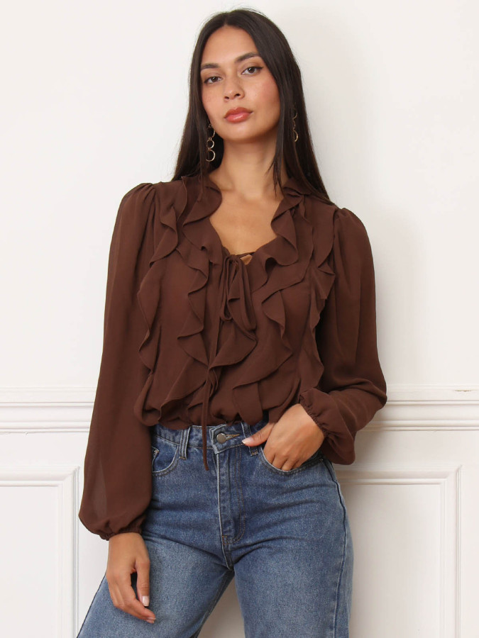 Blouse marron à volants et manches bouffantes