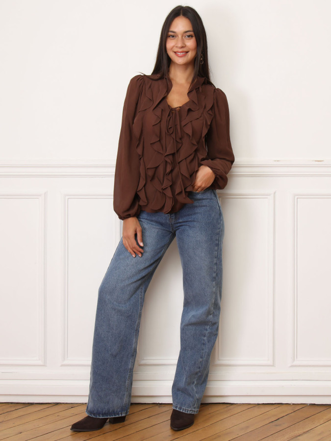 Blouse marron à volants et manches bouffantes