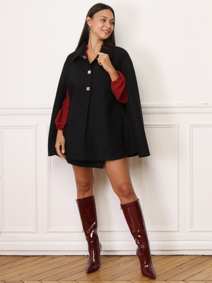 Manteau cape noire à boutons fermoirs