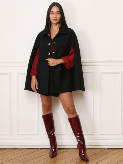 Manteau cape noire à boutons fermoirs