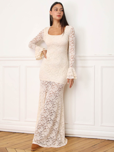 Robe longue beige en dentelle et manches évasées