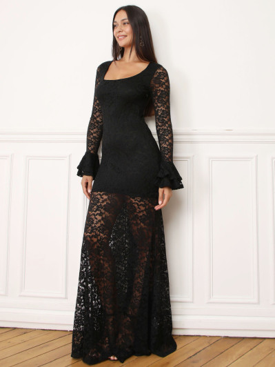 Robe longue noire en dentelle et manches évasées