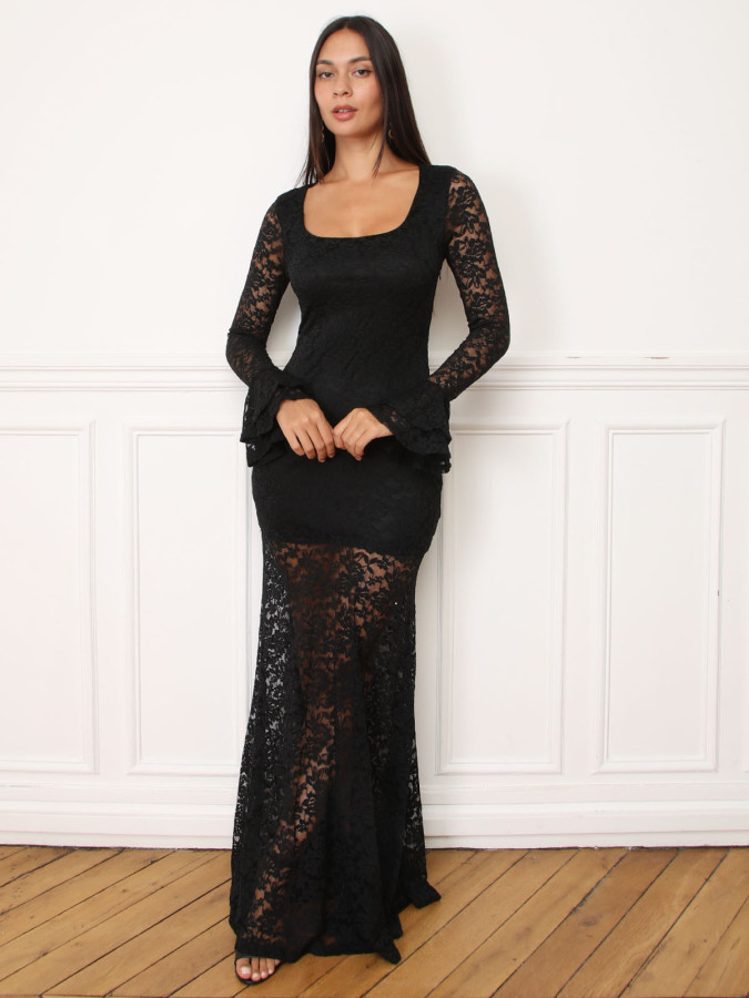 Robe longue noire en dentelle et manches évasées