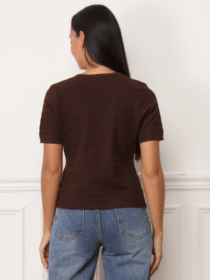 Top texturé marron à boutons dorés