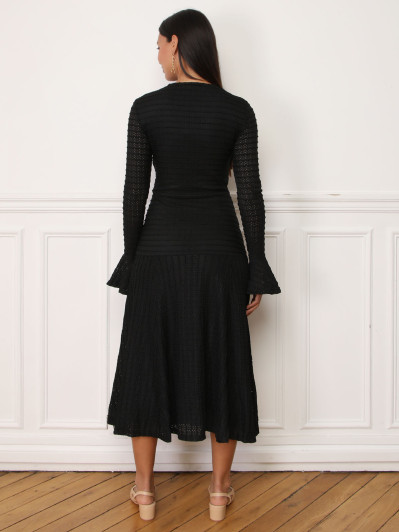 Robe évasée noire en maille ajourée et à boutons