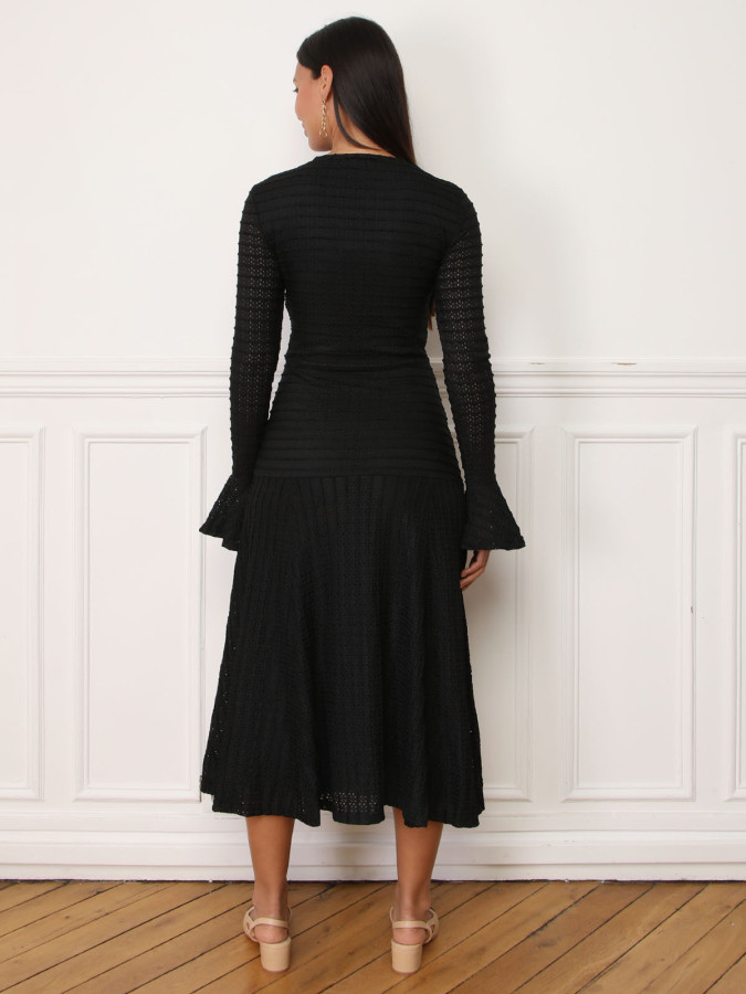 Robe évasée noire en maille ajourée et à boutons