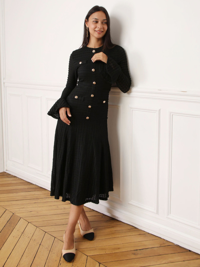 Robe évasée noire en maille ajourée et à boutons