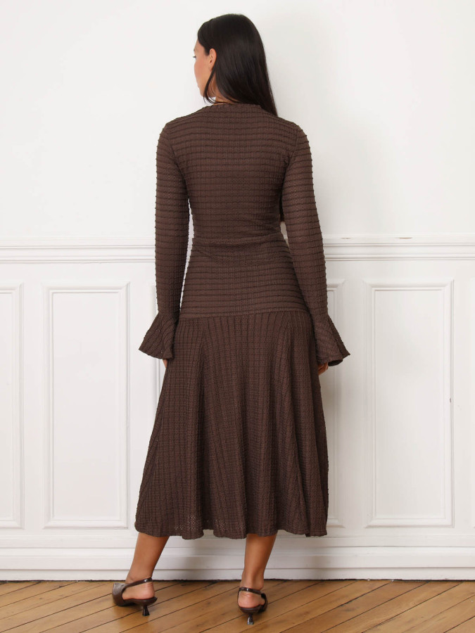 Robe évasée marron en maille ajourée et à boutons