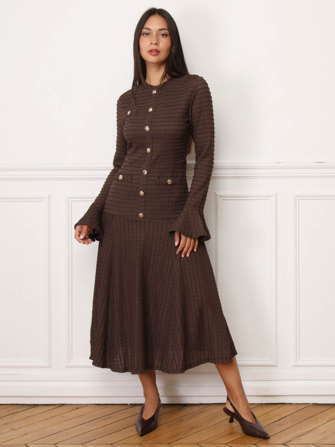 Robe évasée marron en maille ajourée et à boutons