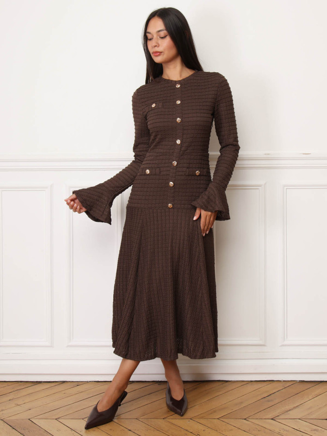 Robe évasée marron en maille ajourée et à boutons