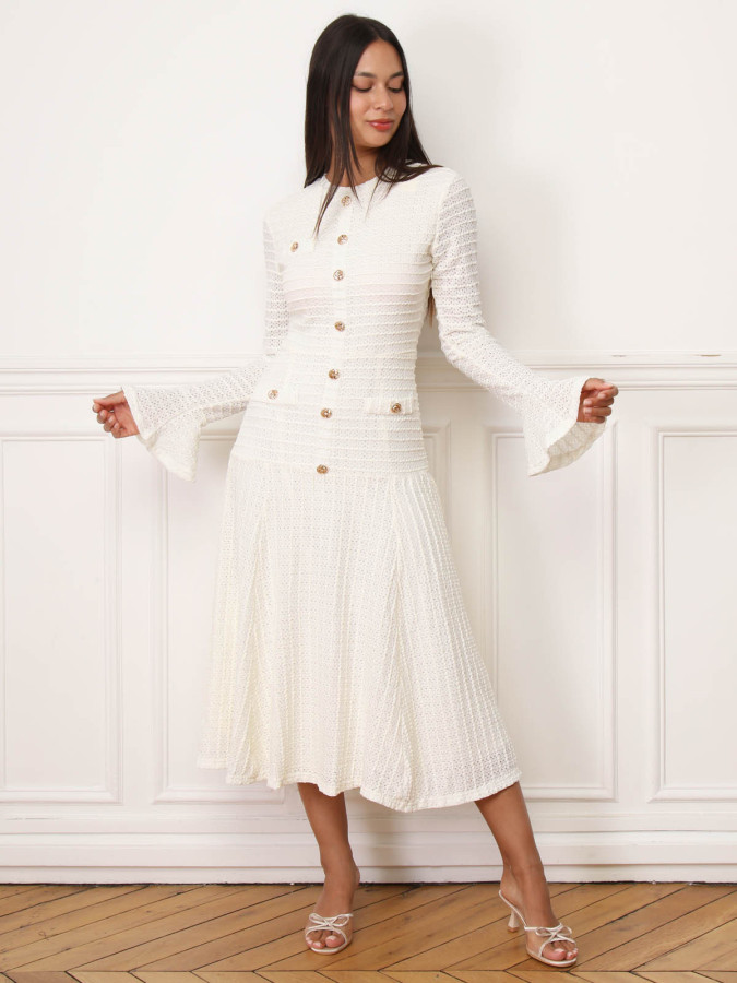 Robe évasée écrue en maille ajourée et à boutons