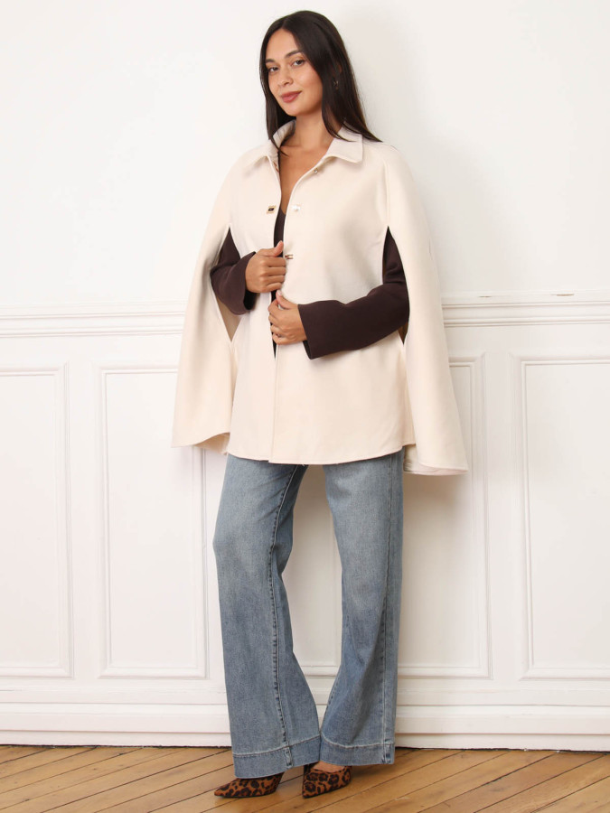 Manteau cape écrue  à boutons fermoirs
