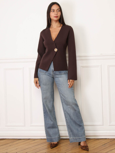 Top cache-coeur marron à bouton doré