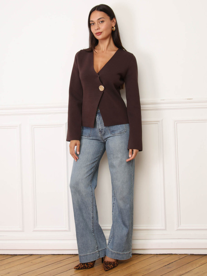 Top cache-coeur marron à bouton doré