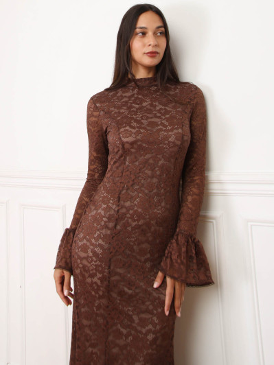 Robe longue en dentelle à manches évasées