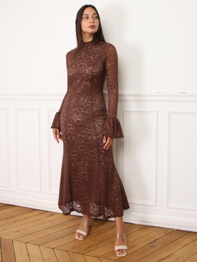 Robe longue en dentelle à manches évasées