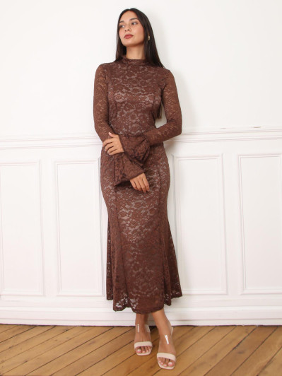 Robe longue en dentelle à manches évasées
