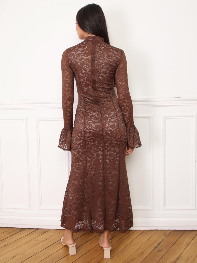 Robe longue en dentelle à manches évasées