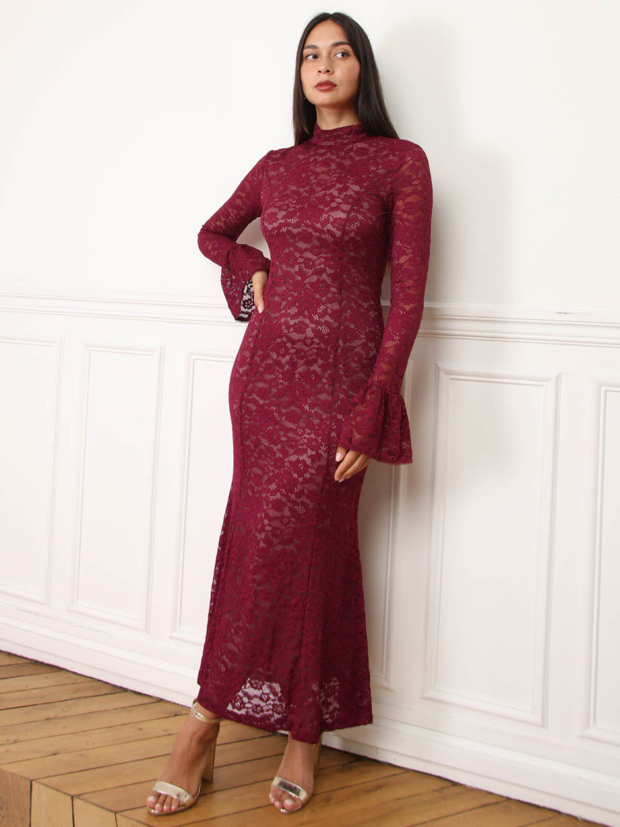 Robe longue en dentelle à manches évasées