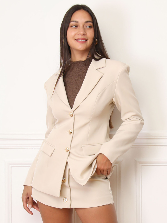 Veste de tailleur cintrée à boutons dorés