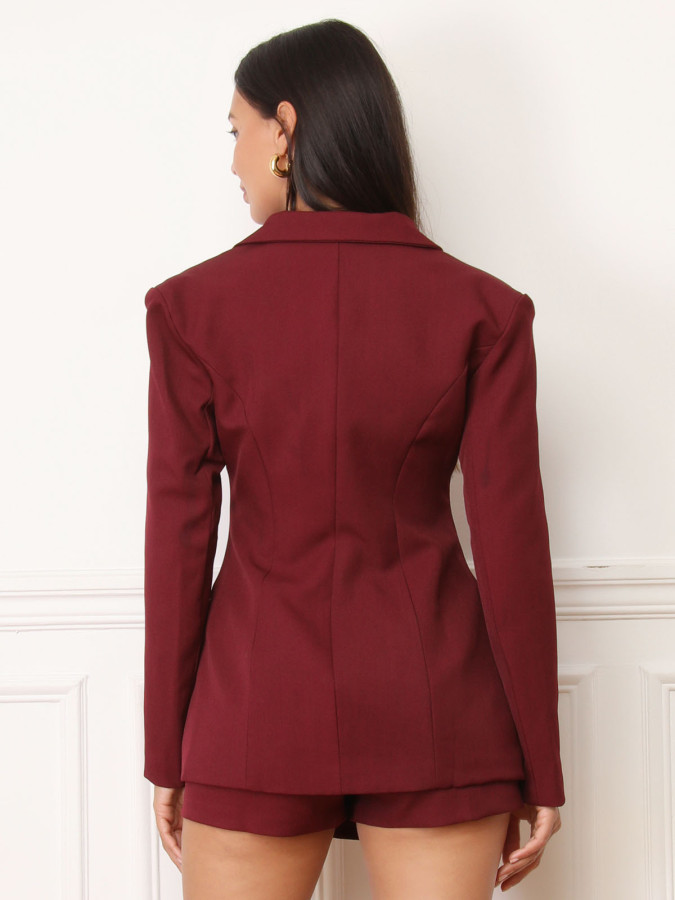 Veste de tailleur cintrée à boutons dorés