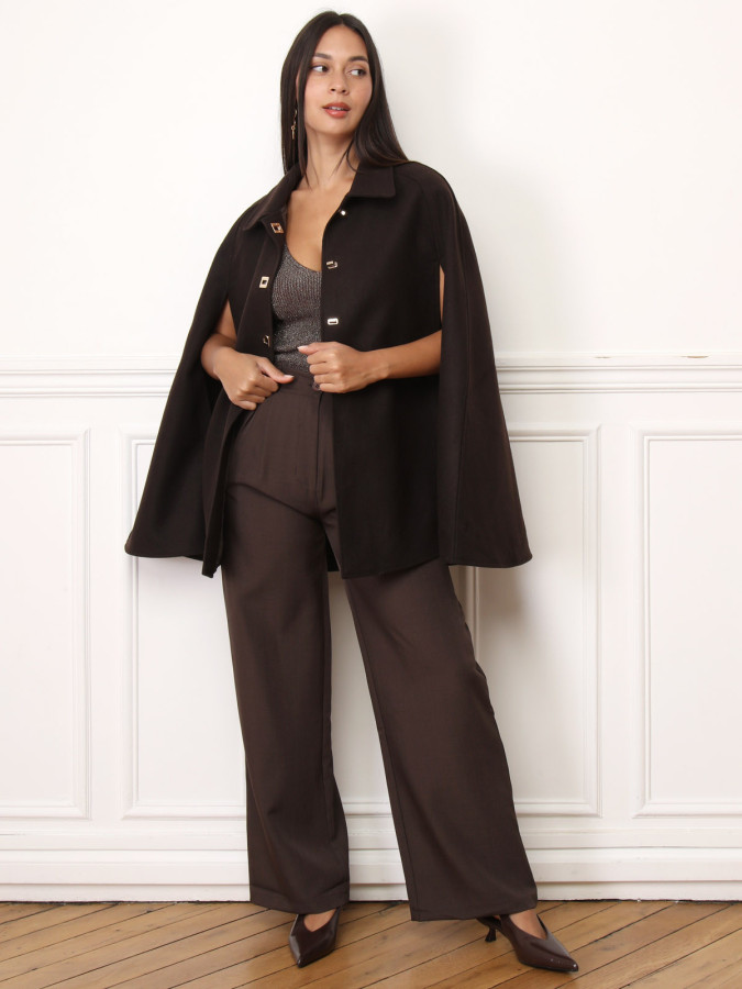 Manteau cape marron à boutons fermoirs