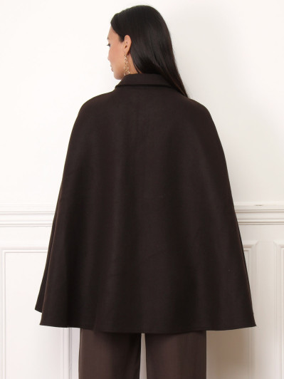 Manteau cape marron à boutons fermoirs